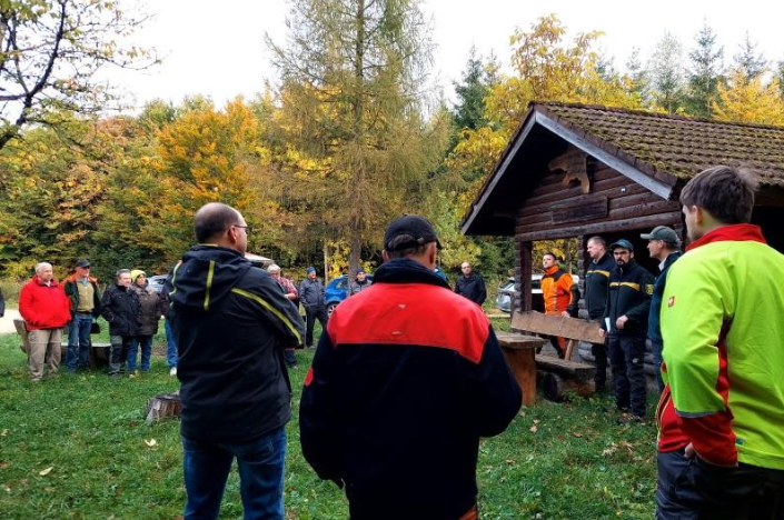 Teilnehmer und Förster am Privatwaldtag