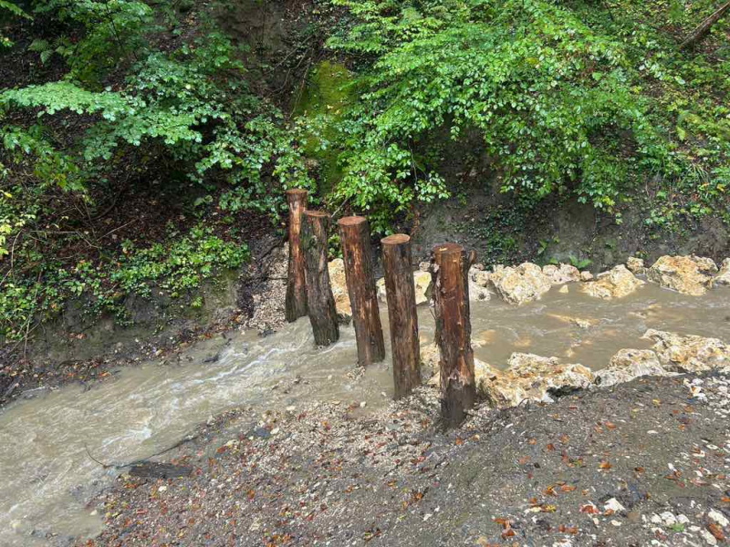 Start des Bachverbaus mit Pfosten