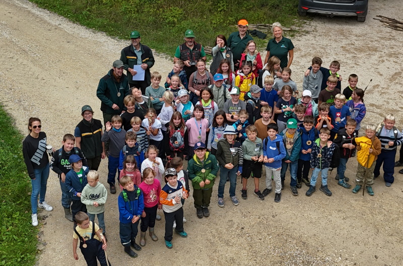Kinder und Forstteams des Schlater Waldabenteuers
