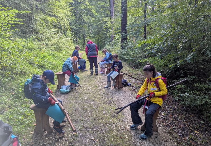 Kinder beim Wanderstock Schnitzen