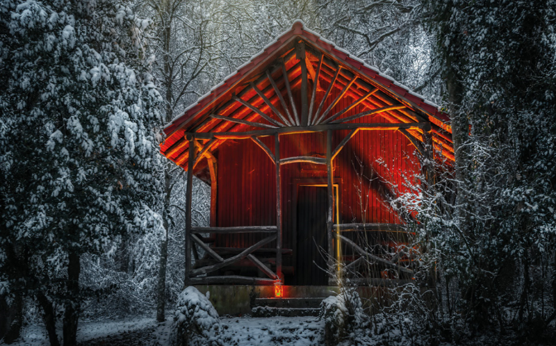 Beleuchtete Hütte im Wald